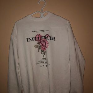 white sweatshirt INFLUENCER